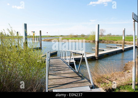 Hölzernen Fußweg der Landeplatz im Riverside in einer ländlichen und Landschaft Landschaft Stockfoto