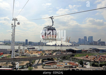 Greenwich, London, England, UK. 16. Mai 2014. Es war ein warmer und sonniger Tag in weiten Teilen des Vereinigten Königreichs. Hier in London der Emirates Air Line übernimmt Seilbahn Passagiere eine Fahrt 295 Fuß über die Themse geben einen herrlichen Blick über die Stadt. Bildnachweis: Julia Gavin/Alamy Live-Nachrichten Stockfoto