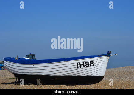 Antik, Öffnen des 19. Jahrhunderts Ruderboote, einst zum Angeln auf dem offenen Meer nun gestrandet auf dem Kies, in der Nähe der Royal National Lifeboat Institute Stockfoto