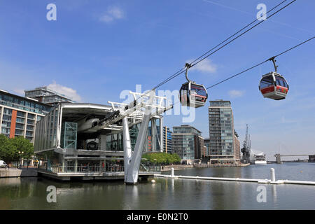 Royal Victoria Docks, London, England, UK. 16. Mai 2014. Es war ein warmer und sonniger Tag in weiten Teilen des Vereinigten Königreichs. Hier in London der Emirates Air Line übernimmt Seilbahn Passagiere eine Fahrt 295 Fuß über die Themse geben einen herrlichen Blick über die Stadt. Bildnachweis: Julia Gavin/Alamy Live-Nachrichten Stockfoto