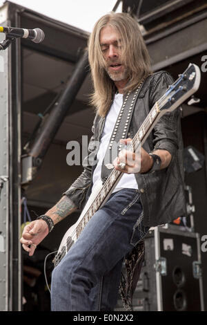 Columbus, Ohio, USA. 16. Mai 2014. Bassist REX BROWN von Kill Devil Hill führen live am Rock auf der Palette Music Festival in Columbus Crew Stadium in Columbus, Ohio Credit: Daniel DeSlover/ZUMAPRESS.com/Alamy Live News Stockfoto