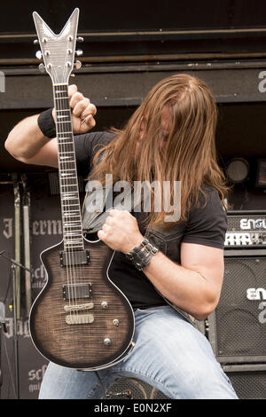 Columbus, Ohio, USA. 16. Mai 2014. Gitarrist MARK ZAVON von Kill Devil Hill führen live am Rock auf der Palette Music Festival in Columbus Crew Stadium in Columbus, Ohio Credit: Daniel DeSlover/ZUMAPRESS.com/Alamy Live News Stockfoto