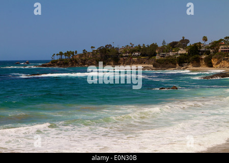 Blick nach Norden entlang der Küste in Laguna Beach Kalifornien direkt an der Pacific Coast Highway PCH hwy, einer Küstenstadt Aussicht Stockfoto