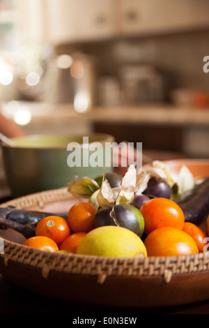 Korb mit frischen Tomaten in einer Küche. Stockfoto