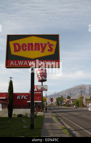 Denny's Diner Restaurant am Highway 395 in Bischof California Stockfoto