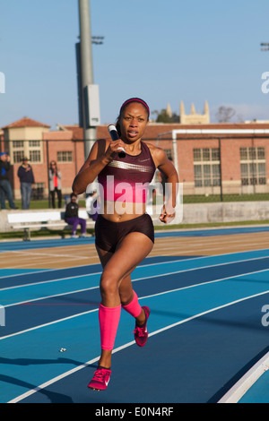 Allyson Felix läuft ein Bein von einem Staffellauf im UCLA-Drake-Stadion Stockfoto