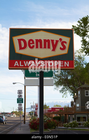 Denny's Diner Restaurant am Highway 395 in Bischof California Stockfoto