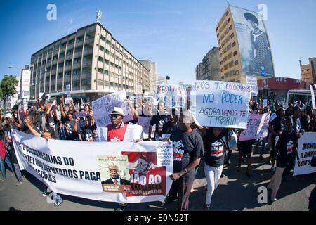 Maputo, Mosambik. 16. Mai 2014. Demonstranten marschieren auf einer Straße in Maputo, Mosambik, am 16. Mai 2014. Demonstranten protestierten am Freitag gegen der Parlament-Rechnung, das sorgt für Parlamentarier Renten und Privilegien, die sie "legalisierter Raub" genannt, anspruchsvolle mosambikanische Präsident Armando Guebuza um das neue Gesetz ein Veto einlegen. Parlament des Landes verabschiedet ein Gesetz auf Vorteile für die ehemaligen Staatschefs nach dem Ende ihrer Amtszeit und eine Zunahme der Privilegien der aktuellen und ehemaligen Abgeordneten letzter Monat. Bildnachweis: Mauro Vombe/Xinhua/Alamy Live-Nachrichten Stockfoto