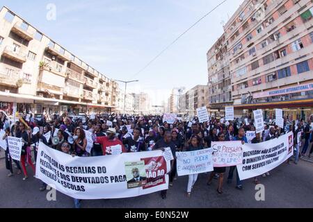 Maputo, Mosambik. 16. Mai 2014. Demonstranten marschieren auf einer Straße in Maputo, Mosambik, am 16. Mai 2014. Demonstranten protestierten am Freitag gegen der Parlament-Rechnung, das sorgt für Parlamentarier Renten und Privilegien, die sie "legalisierter Raub" genannt, anspruchsvolle mosambikanische Präsident Armando Guebuza um das neue Gesetz ein Veto einlegen. Parlament des Landes verabschiedet ein Gesetz auf Vorteile für die ehemaligen Staatschefs nach dem Ende ihrer Amtszeit und eine Zunahme der Privilegien der aktuellen und ehemaligen Abgeordneten letzter Monat. Bildnachweis: Mauro Vombe/Xinhua/Alamy Live-Nachrichten Stockfoto