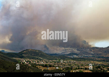 Cocos-Feuer zerstört Häuser und persönliches Eigentum in San Marcos, Kalifornien, 15. Mai 2014. 3. MAW eine Partnerschaft mit der Kalifornien Abteilung der Forstwirtschaft und Brandschutz, Antenne Brandbekämpfung gegen mehrere Waldbrände in Flammen in San Diego County durchzuführen. Stockfoto