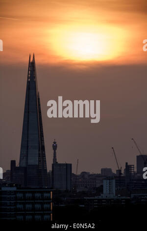 London, UK. 16. Mai 2014. Dramatischen Sonnenuntergang über The Shard Gebäude in London. Das warme Wetter soll am Wochenende fortgesetzt. © Guy Corbishley/Alamy Leben Stockfoto