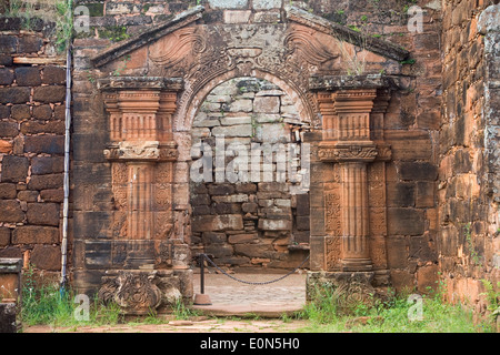 Seiteneingang in die Kirche, San Ignacio Mini Jesuit Mission (EST. 1696, restauriert ca. 1940er Jahre), San Ignacio, Argentinien Stockfoto