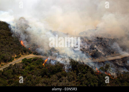 Luftaufnahme von Cocos Wildfire als es brennt die Ausläufern nach Hause 15. Mai 2014 rund um San Marcos, Kalifornien zu zerstören.  Evakuierungen gezwungen mehr als 13.000 Menschen aus ihren Häusern, als das Feuer brannte über San Diego County. Stockfoto