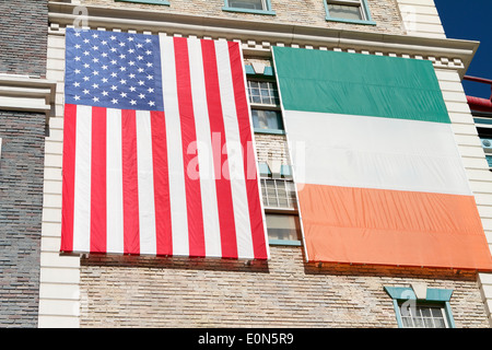 Amerikanische und irische Flaggen hängen außerhalb der neun feinen Iren themed Irish Pub an der New York New York Hotel Las Vegas Nevada Stockfoto