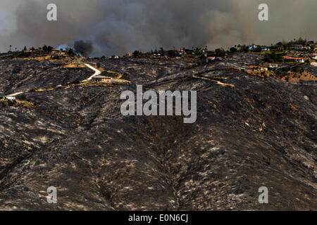 Luftaufnahme von Cocos Wildfire als es brennt die Ausläufern nach Hause 15. Mai 2014 rund um San Marcos, Kalifornien zu zerstören.  Evakuierungen gezwungen mehr als 13.000 Menschen aus ihren Häusern, als das Feuer brannte über San Diego County. Stockfoto