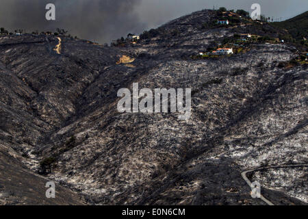 Luftaufnahme von Cocos Wildfire als es brennt die Ausläufern nach Hause 15. Mai 2014 rund um San Marcos, Kalifornien zu zerstören.  Evakuierungen gezwungen mehr als 13.000 Menschen aus ihren Häusern, als das Feuer brannte über San Diego County. Stockfoto