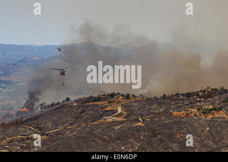 Luftaufnahme von Cocos Wildfire als es brennt die Ausläufern nach Hause 15. Mai 2014 rund um San Marcos, Kalifornien zu zerstören.  Evakuierungen gezwungen mehr als 13.000 Menschen aus ihren Häusern, als das Feuer brannte über San Diego County. Stockfoto