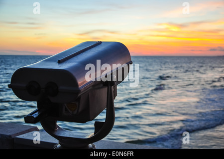 Münz-Fernglas an einem See Stockfoto