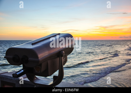 Münz-Fernglas an einem See Stockfoto