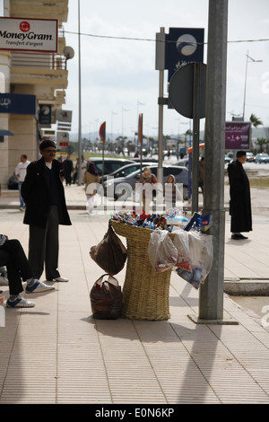 Astreet Verkäufer mit Souvenirs auf den Straßen von Tanger, Marokko Stockfoto