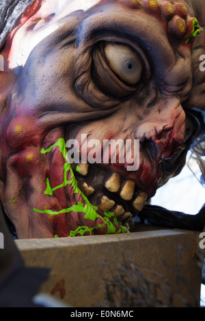 Gruseligen Monster Maske dient als Halloween-Dekoration. Stockfoto