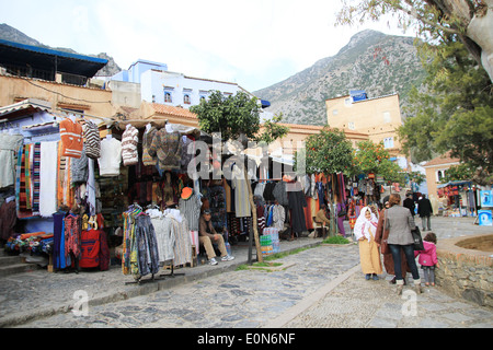 Stall in den Souk Chefchaouen, Verkauf von Kleidung. Stockfoto