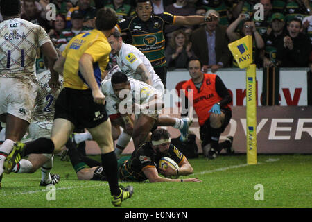 Northampton, UK. 16. Mai 2014. SaintsTom Wood punktet die gewinnende versuchen in der letzten Minute des Spiels Aviva Premiership Play Off zwischen Northampton Saints und Leicester Tigers in Franklins Gardens. Bildnachweis: Aktion Plus Sport/Alamy Live-Nachrichten Stockfoto