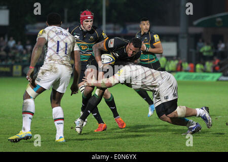 Northampton, UK. 16. Mai 2014. Heiligen Courtney Lawes greift die Tiger-Linie während der Aviva Premiership Play Off Spiel zwischen Northampton Saints und Leicester Tigers in Franklins Gardens. Bildnachweis: Aktion Plus Sport/Alamy Live-Nachrichten Stockfoto