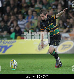 Northampton, UK. 16. Mai 2014. Heiligen Stephen Myler findet eine Strafe während der Aviva Premiership Play Off Spiel zwischen Northampton Saints und Leicester Tigers in Franklins Gardens. Bildnachweis: Aktion Plus Sport/Alamy Live-Nachrichten Stockfoto