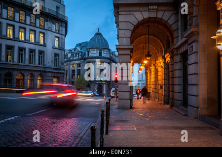 Gassen und gepflasterten Straße von Brüssel in der Morgendämmerung Stockfoto