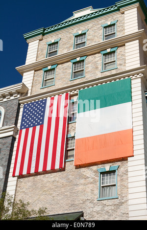 Amerikanische und irische Flaggen hängen außerhalb der neun feinen Iren themed Irish Pub an der New York New York Hotel Las Vegas Nevada Stockfoto