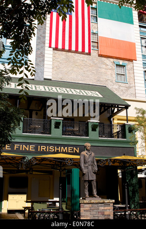 Amerikanische und irische Flaggen hängen außerhalb der neun feinen Iren themed Irish Pub an der New York New York Hotel Las Vegas Nevada Stockfoto