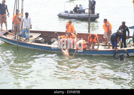 Munshiganj, Bangladesch. 16. Mai 2014. Eine Gruppe von Tauchern einen Körper von Fähre erholen, nachdem es kenterte und sank am Fluss Meghna, 30 Meilen südlich von Dhaka. Zumindest sind 27 Menschen getötet und Hunderte mehr fehlen. © Monirul Alam/ZUMAPRESS.com/Alamy Live-Nachrichten Stockfoto