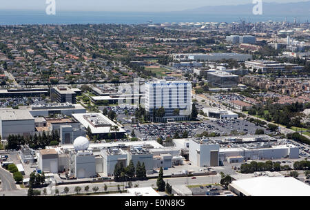 El Segundo, Kalifornien, USA. 15. Mai 2014. Bereich Raum von Rüstungsunternehmen Northrop Grumman in Redondo Beach, Kalifornien ist aus der Luft gesehen. Northrop Grumman ist eines der größten Rüstungsunternehmen der Welt und ist eines der Top 100 größten Unternehmen Amerikas. © John Schreiber/ZUMAPRESS.com/Alamy Live-Nachrichten Stockfoto