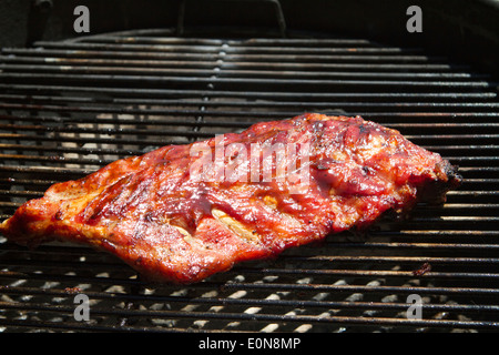 Gegrillte Rack mit Baby-Back Schweinerippchen außerhalb in einem Garten Stockfoto