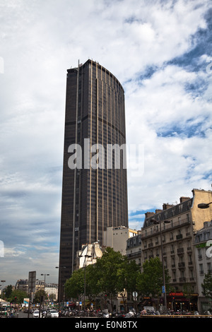 Hochhaus Und Wohnhaus, Montparnasse, Paris, Frankreich - Wolkenkratzer und altes Haus, Montparnasse, Paris, Frankreich Stockfoto