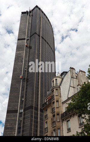 Hochhaus Und Wohnhaus, Montparnasse, Paris, Frankreich - Wolkenkratzer und altes Haus, Montparnasse, Paris, Frankreich Stockfoto