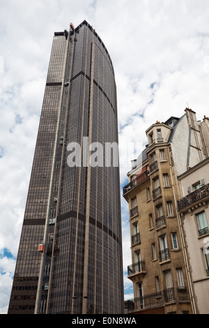 Hochhaus Und Wohnhaus, Montparnasse, Paris, Frankreich - Wolkenkratzer und altes Haus, Montparnasse, Paris, Frankreich Stockfoto