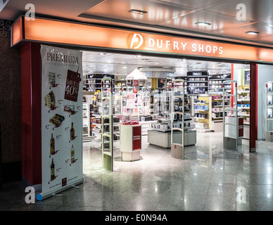 Eintritt in die Du Fry Duty-Free-Shop im Flughafen Marrakesch, Marokko. Parfüm, Kosmetikartikel, Zigaretten und Make-up sind auf dem display Stockfoto