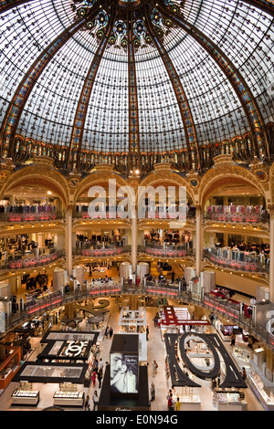 Galeries Lafayette, Einkaufstempel, Glaskuppel, Paris, Frankreich - Galery Lafayette, Einkaufszentrum, Glas-Kuppel, Paris Stockfoto