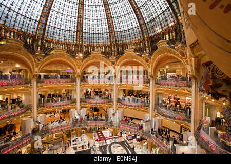 Galeries Lafayette, Einkaufstempel, Glaskuppel, Paris, Frankreich - Galery Lafayette, Einkaufszentrum, Glas-Kuppel, Paris Stockfoto