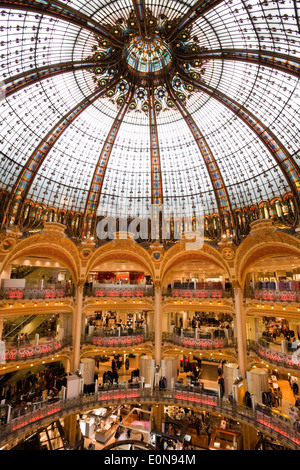 Galeries Lafayette, Einkaufstempel, Glaskuppel, Paris, Frankreich - Galery Lafayette, Einkaufszentrum, Glas-Kuppel, Paris Stockfoto