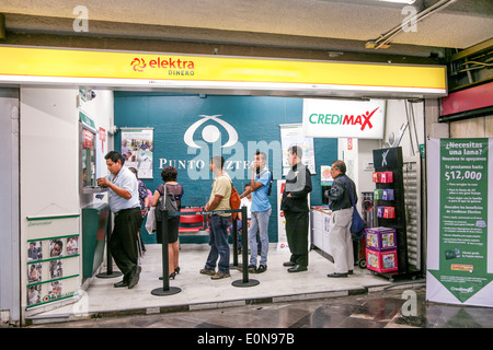 vielfältige Produktlinie Kunden warten auf Teller in kleine Banco Azteca Darlehen Zweigstelle in Metrostation "Insurgentes" Mexiko-Stadt Stockfoto