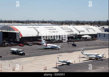 Hawthorne, Kalifornien, USA. 15. Mai 2014. Tesla Motors Design Center, das Hawthorne Flughafen grenzt, wird aus der Luft in der Nähe von Los Angeles, Kalifornien angesehen. © John Schreiber/ZUMAPRESS.com/Alamy Live-Nachrichten Stockfoto