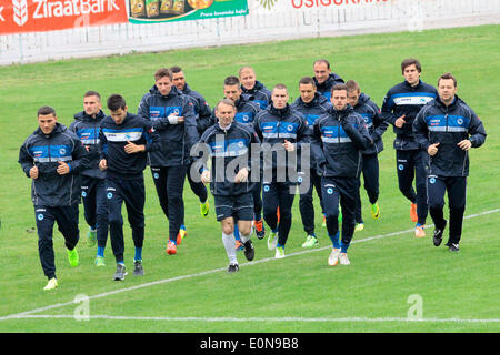 Sarajevo, Bosnien und Herzegowina. 16. Mai 2014. Spieler der Fußball-Nationalmannschaft von Bosnien und Herzegowina besuchen Sie ein Training für die anstehende FIFA Weltmeisterschaft Brasilien 2014 in Ilidza, Bosnien und Herzegowina, am 16. Mai 2014. © Haris Memija/Xinhua/Alamy Live-Nachrichten Stockfoto