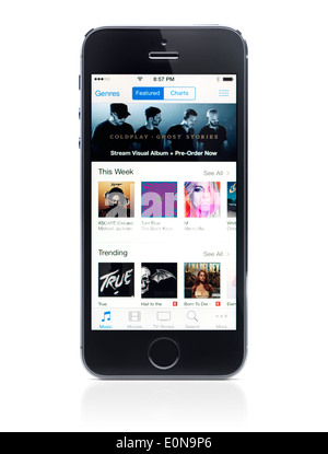 Apple iPhone 5 s mit iTunes Musik Store auf seinem Display isoliert auf weißem Hintergrund mit Beschneidungspfad Stockfoto