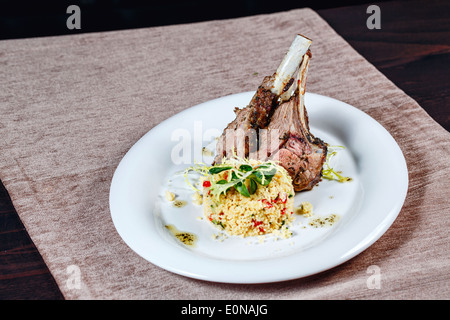 Appetitlich Lammkoteletts gegrillte mit Beilage erschossen closeup Stockfoto