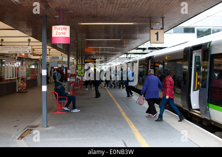 Passagiere aussteigen ein London Midland trainieren an Coventry Station, West Midlands, England, UK Stockfoto