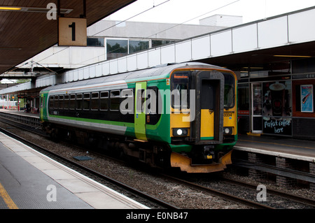 London Midland Klasse 153 einziges Auto Diesel-Zug im Bahnhof Coventry, UK Stockfoto