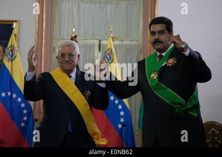 Caracas, Venezuela. 16. Mai 2014. Venezuelan President Nicolas Maduro (R) und dem palästinensischen Präsidenten Mahmoud Abbas darstellen nach Erhalt Belobigungen Palästina Star von Abbas und Francisco de Miranda Ordnung von Maduro in Miraflores Palast in Caracas, Venezuela, am 16. Mai 2014. Mahmoud Abbas macht einen offiziellen Besuch in Venezuela vom 15 Mai bis 17. © Boris Vergara/Xinhua/Alamy Live-Nachrichten Stockfoto